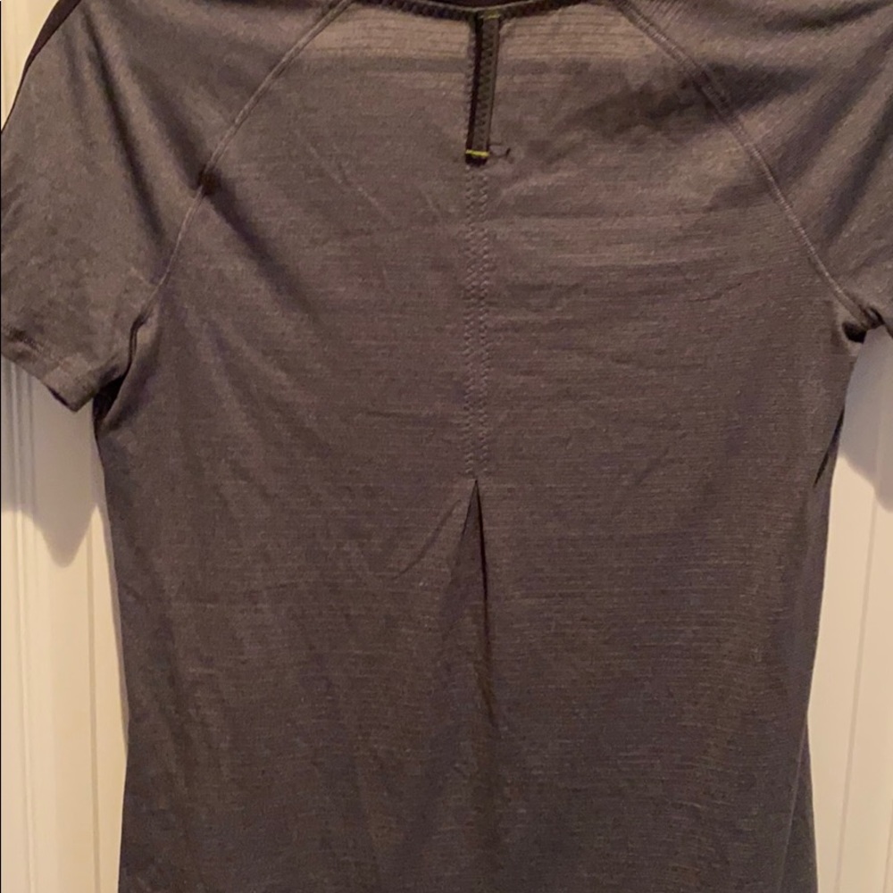 Lululemon tee - Picture 5 of 6